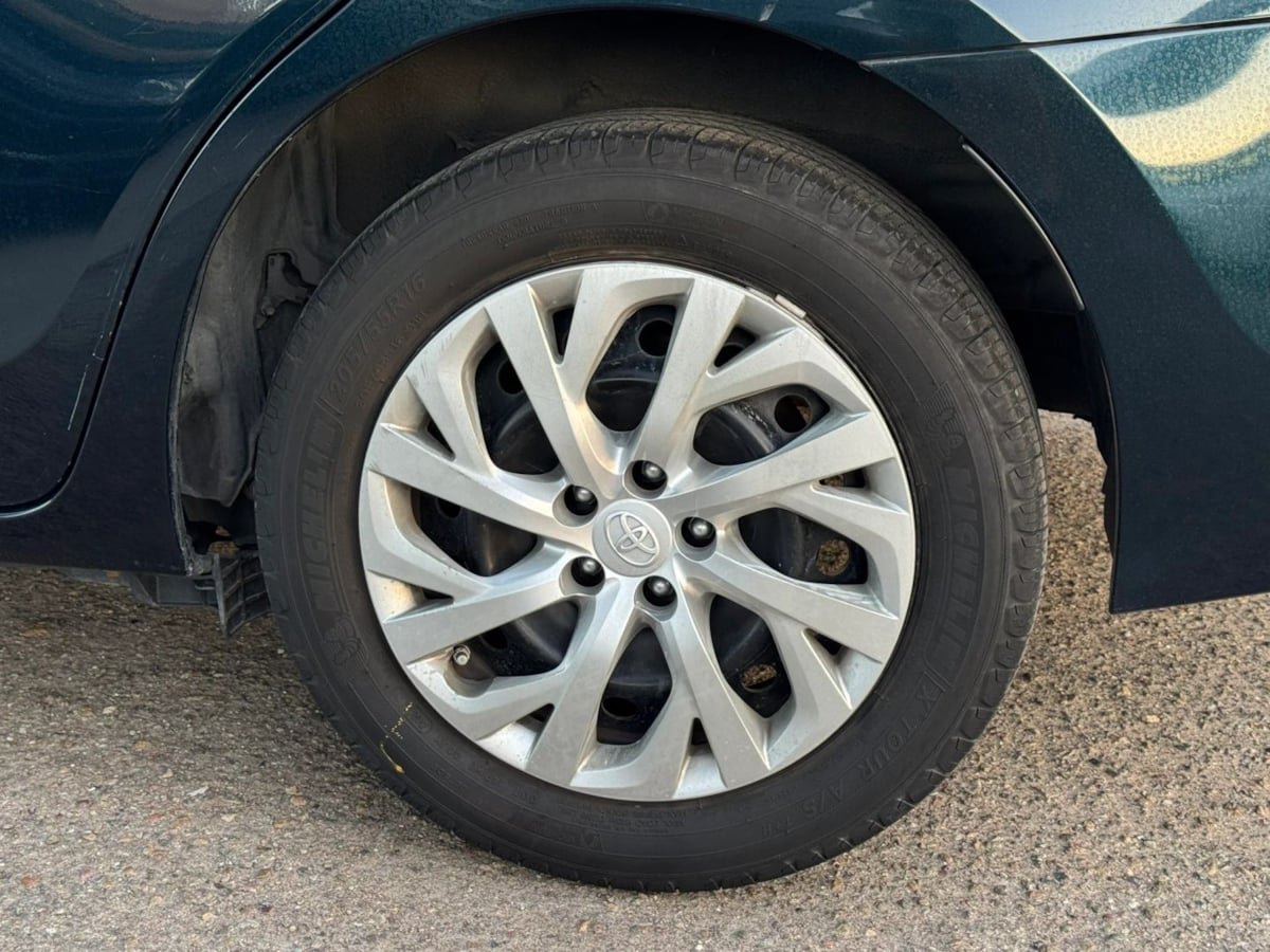 Used 2019 Toyota Corolla LE w/ Carpet Mat Package (TMS) FWD image 33