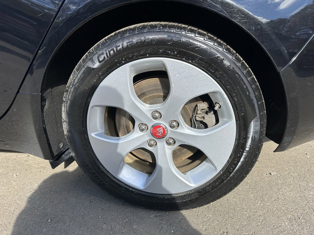 Used 2018 Jaguar XE Premium image 25