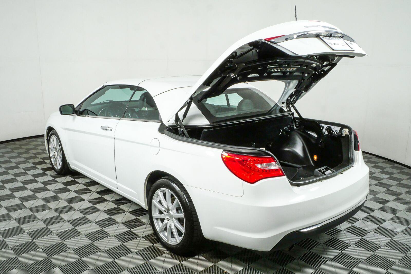 Used 2013 Chrysler 200 Limited FWD image 31