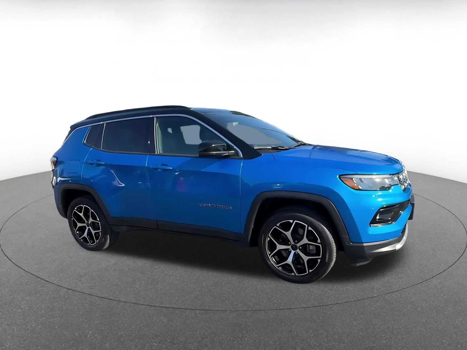Used 2025 Jeep Compass Limited AWD/4WD image 2