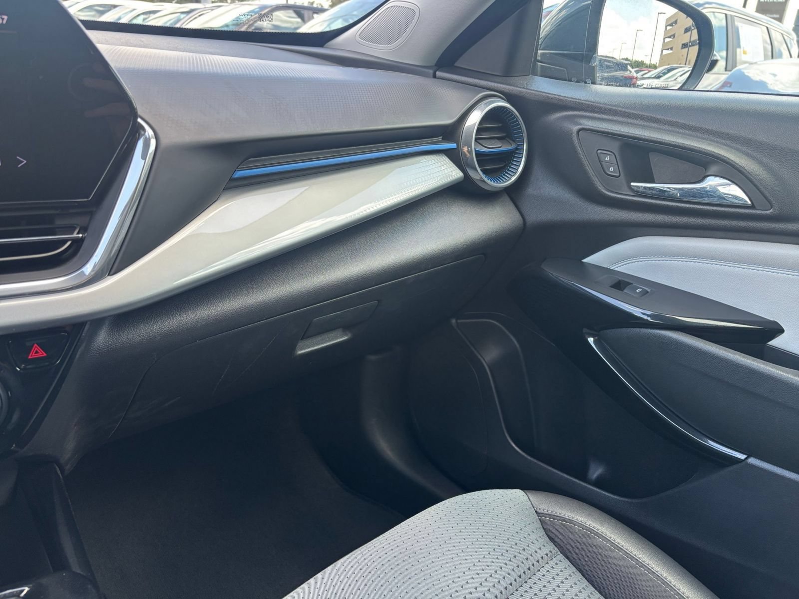 Used 2025 Chevrolet Trax LT w/ LT Convenience Package FWD image 29