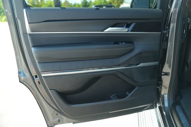 New 2026 Jeep Grand Wagoneer Summit AWD/4WD image 15