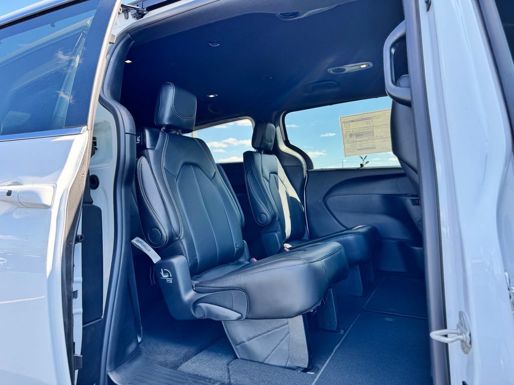 New 2026 Chrysler Pacifica Select FWD image 12