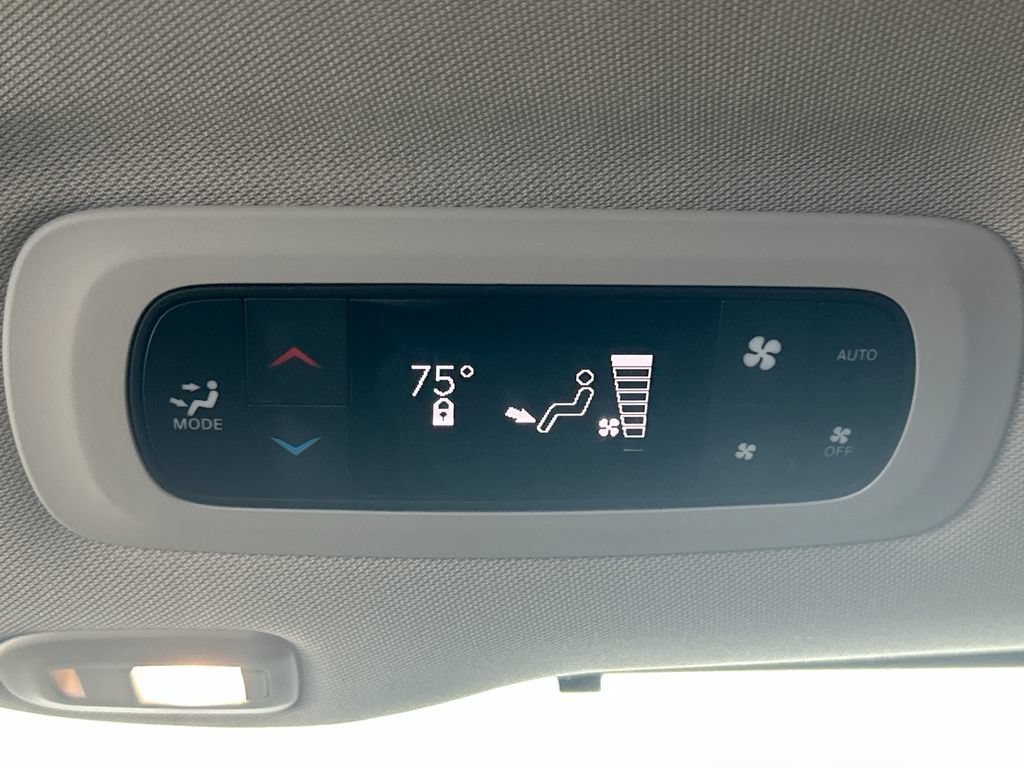Used 2023 Chrysler Pacifica Limited FWD image 33