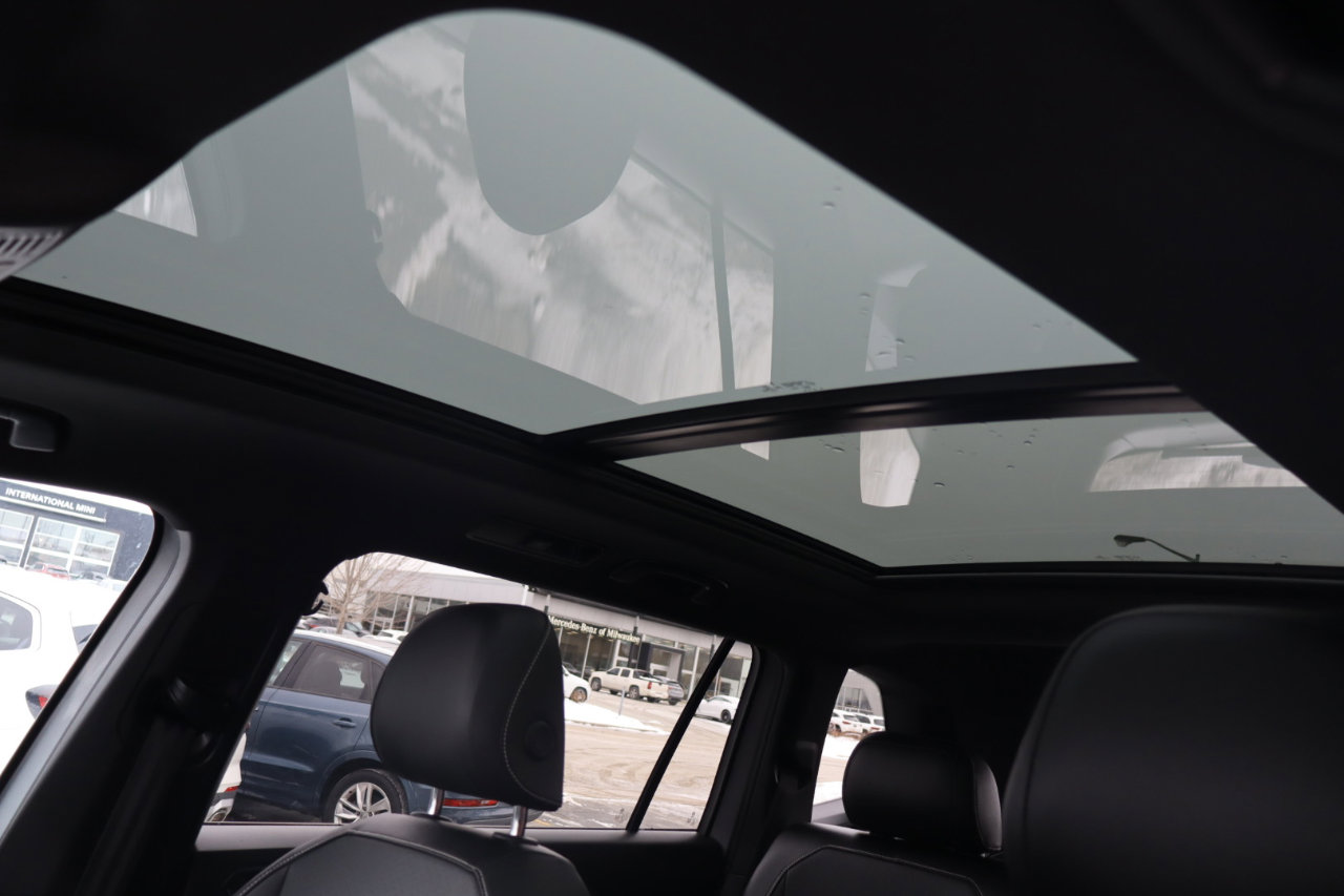 Used 2023 Volkswagen Tiguan SE R-Line image 12