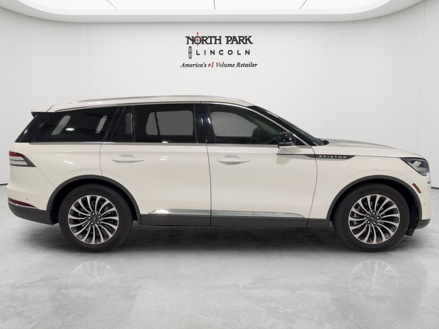 Used 2023 Lincoln Aviator Reserve w/ Class IV Trailer Tow Package RWD image 6