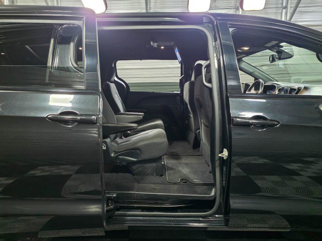 Used 2020 Chrysler Pacifica Touring w/ S Appearance Package image 16