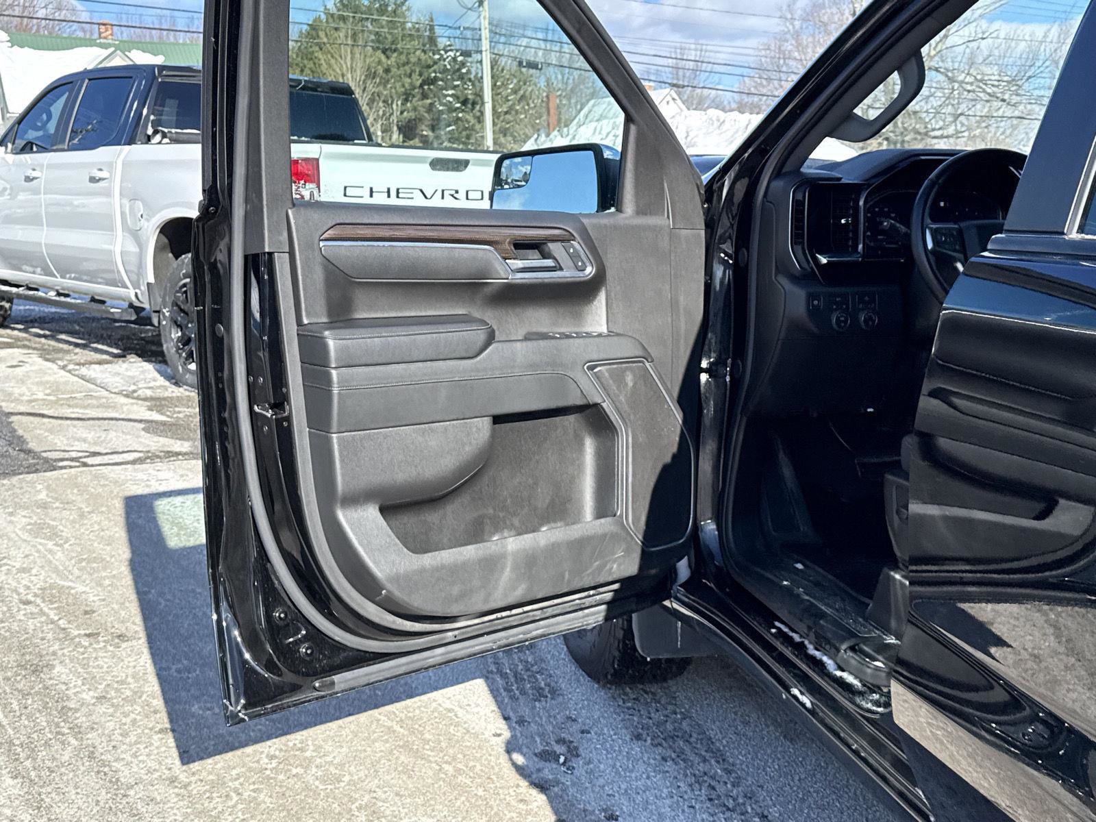 Used 2025 Chevrolet Silverado 1500 LT AWD/4WD image 10