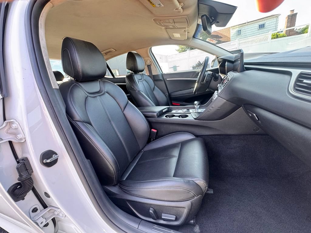 Used 2022 Genesis G70 2.0T AWD/4WD image 18