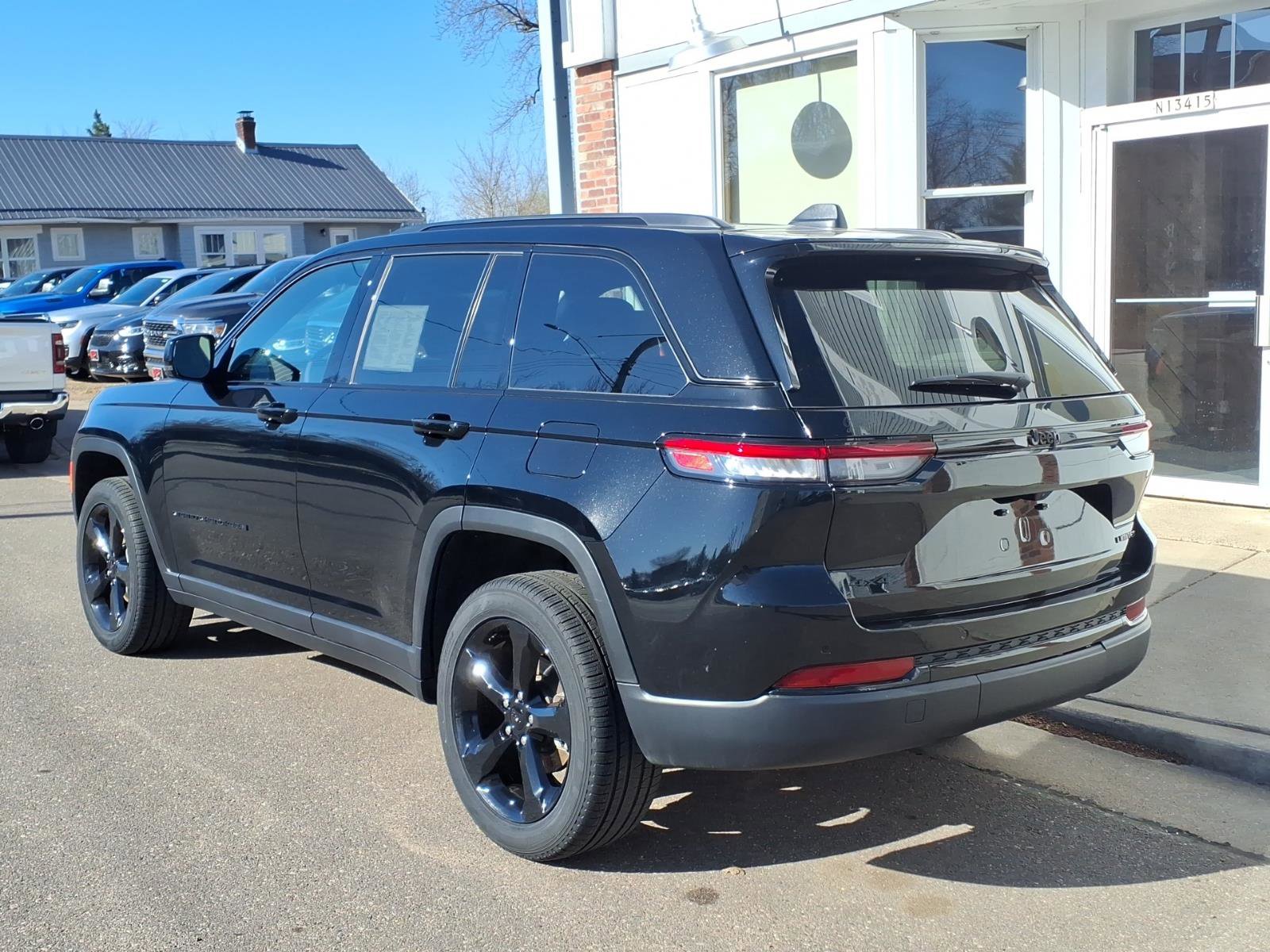 Used 2025 Jeep Grand Cherokee Limited w/ Black Appearance Package AWD/4WD image 7