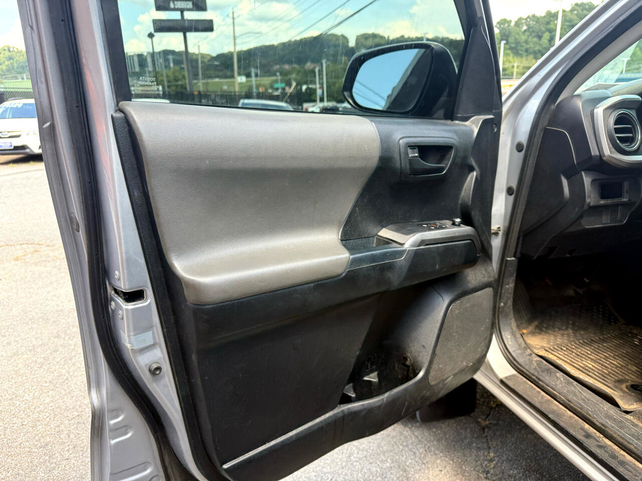 Used 2017 Toyota Tacoma SR5 image 19