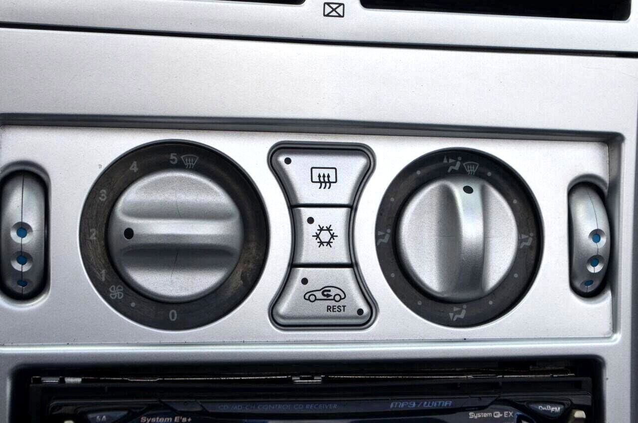 Used 2005 Chrysler Crossfire Limited image 29