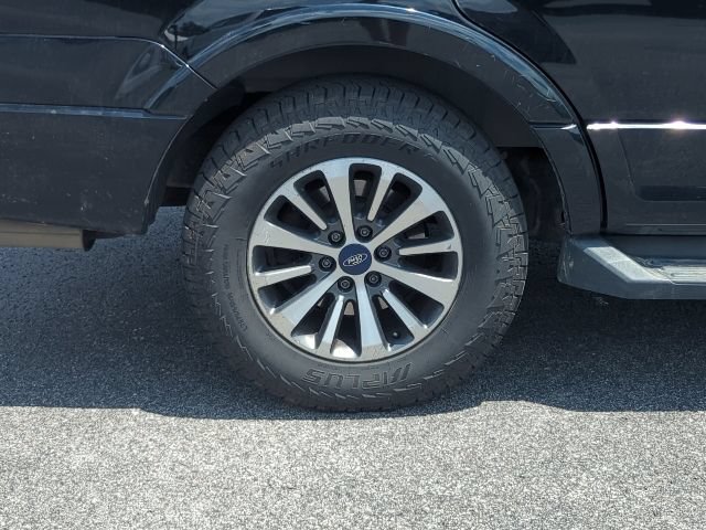 Used 2017 Ford Expedition XLT w/ Equipment Group 202A AWD/4WD image 19