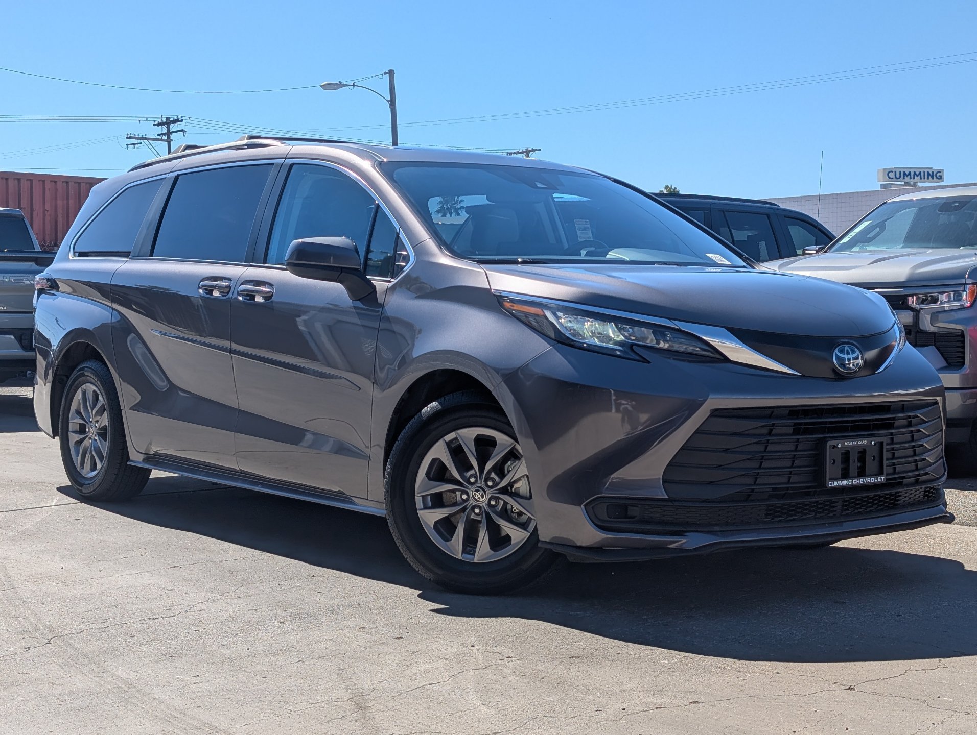 Used 2023 Toyota Sienna LE w/ LE Plus Package FWD image 2