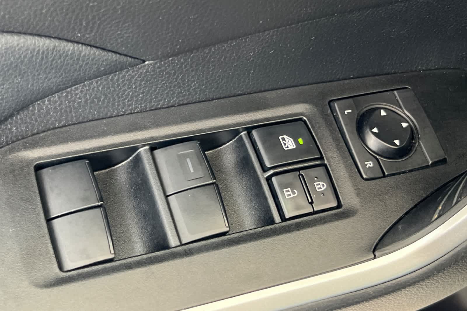 Used 2021 Toyota RAV4 XLE w/ Convenience Package FWD image 13