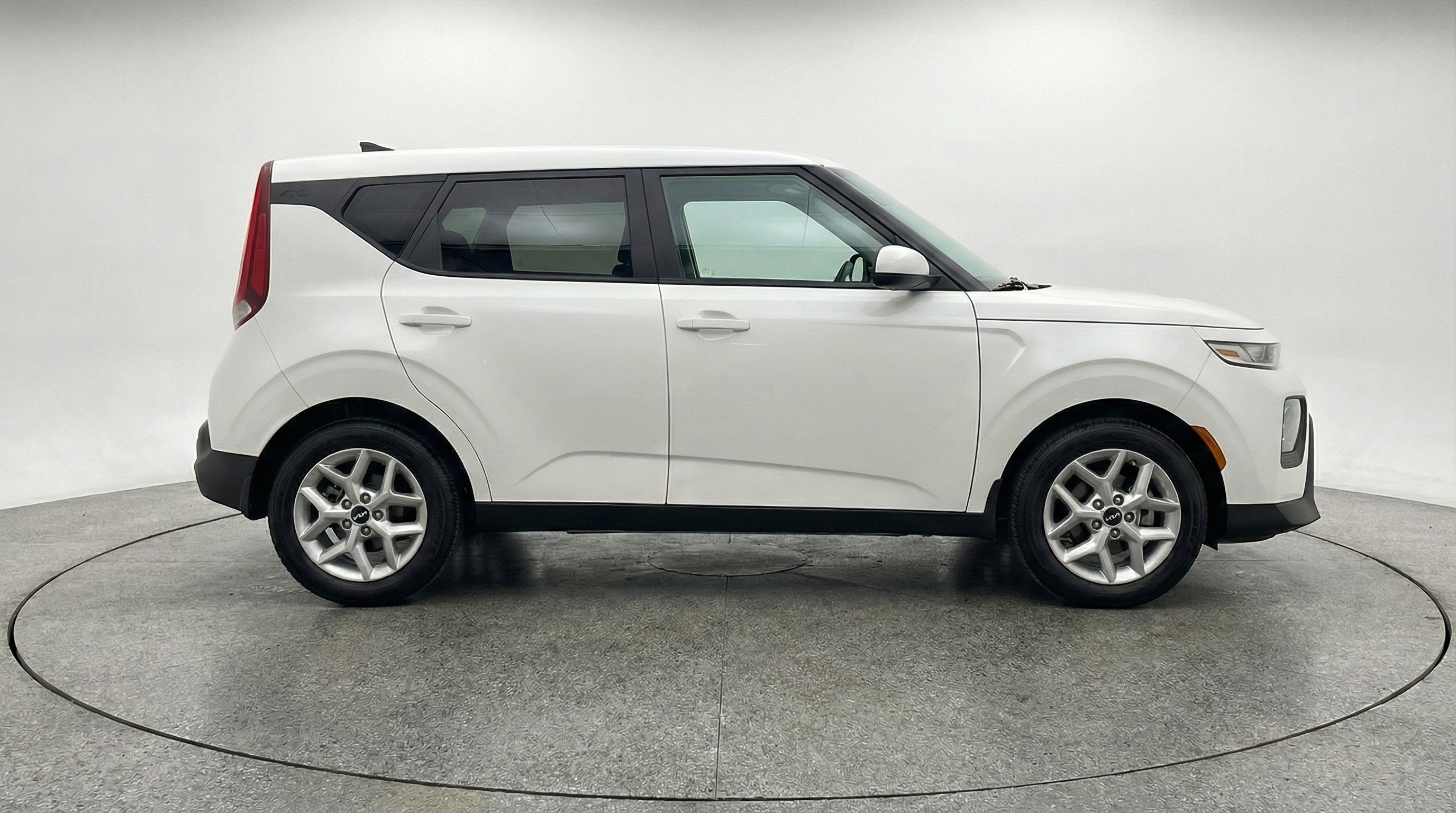 Used 2025 Kia Soul LX w/ LX Technology Package FWD image 11