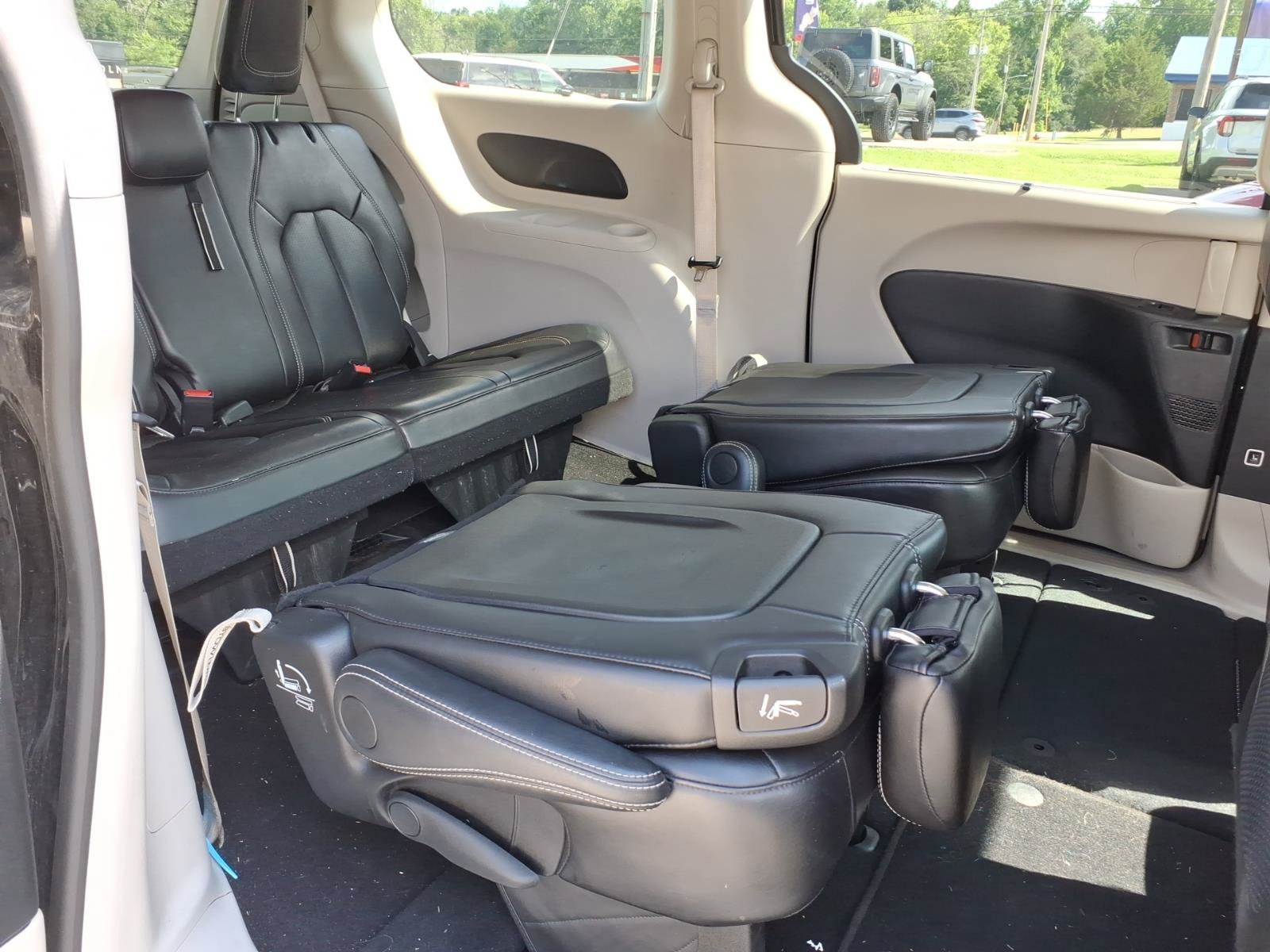 Used 2024 Chrysler Pacifica Touring-L FWD image 9