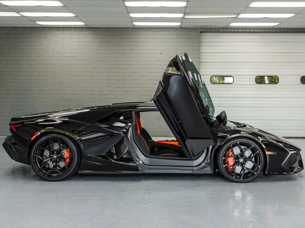 Used 2024 Lamborghini Revuelto image 3