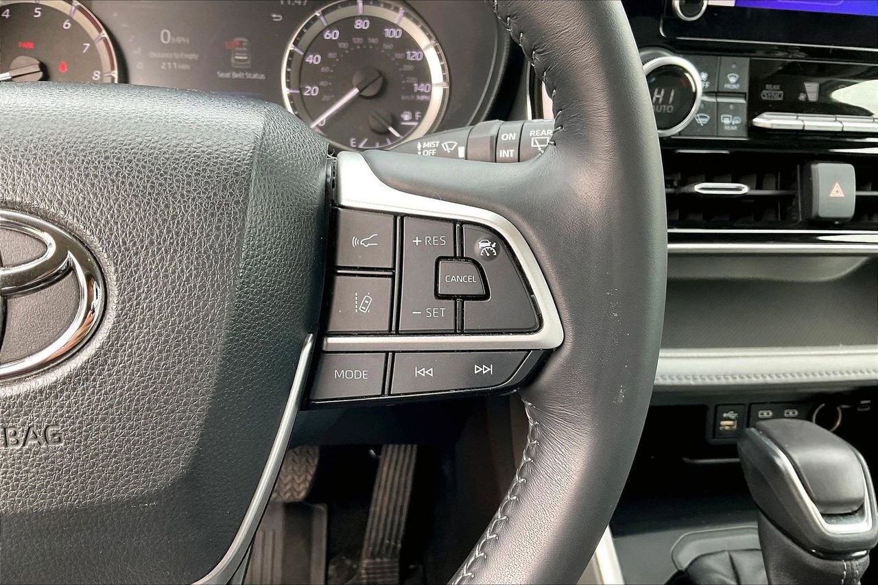 Used 2023 Toyota Highlander LE image 32