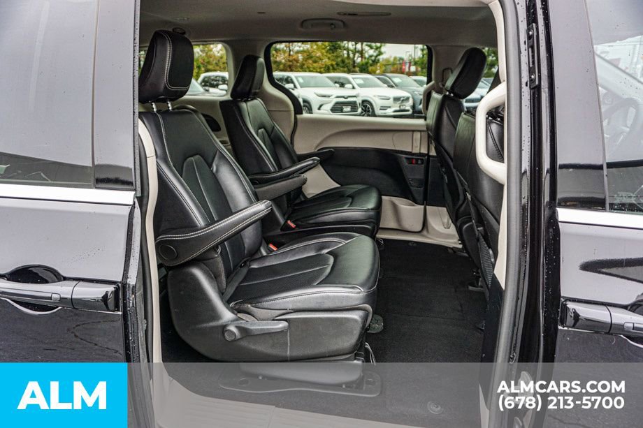 Used 2024 Chrysler Pacifica Select image 25