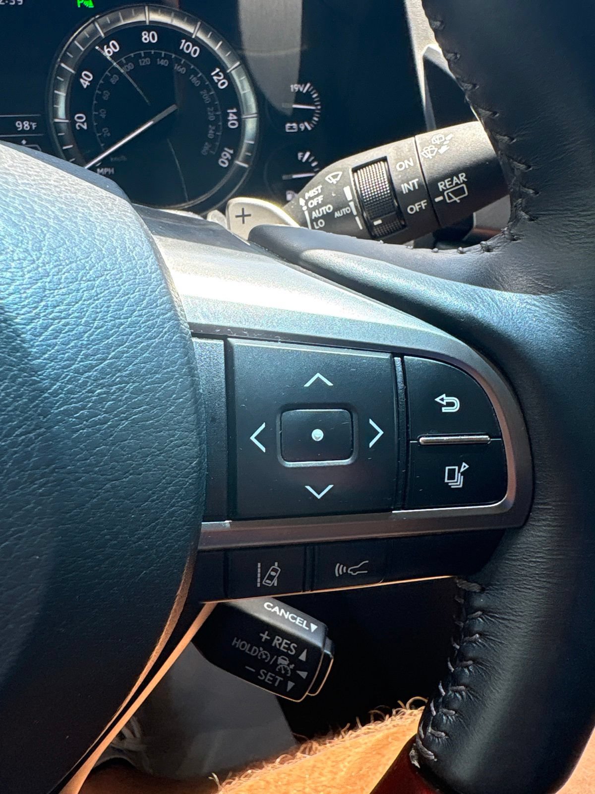 Used 2019 Lexus LX 570 4WD w/ Luxury Package image 23