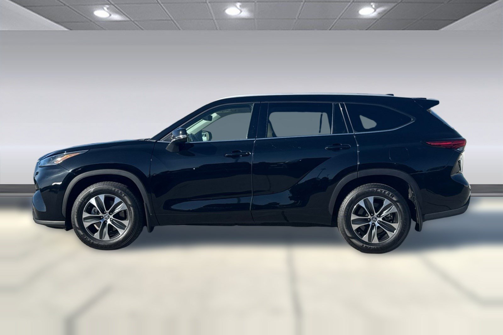 Used 2022 Toyota Highlander XLE AWD/4WD image 2