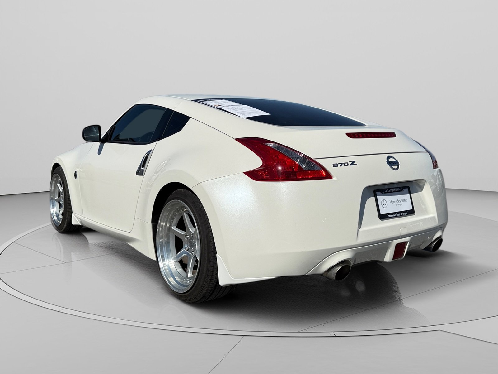 Used 2017 Nissan 370Z Coupe RWD image 3