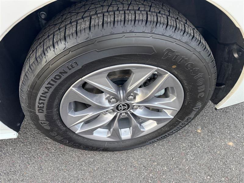 Used 2024 Toyota Sienna XLE image 28