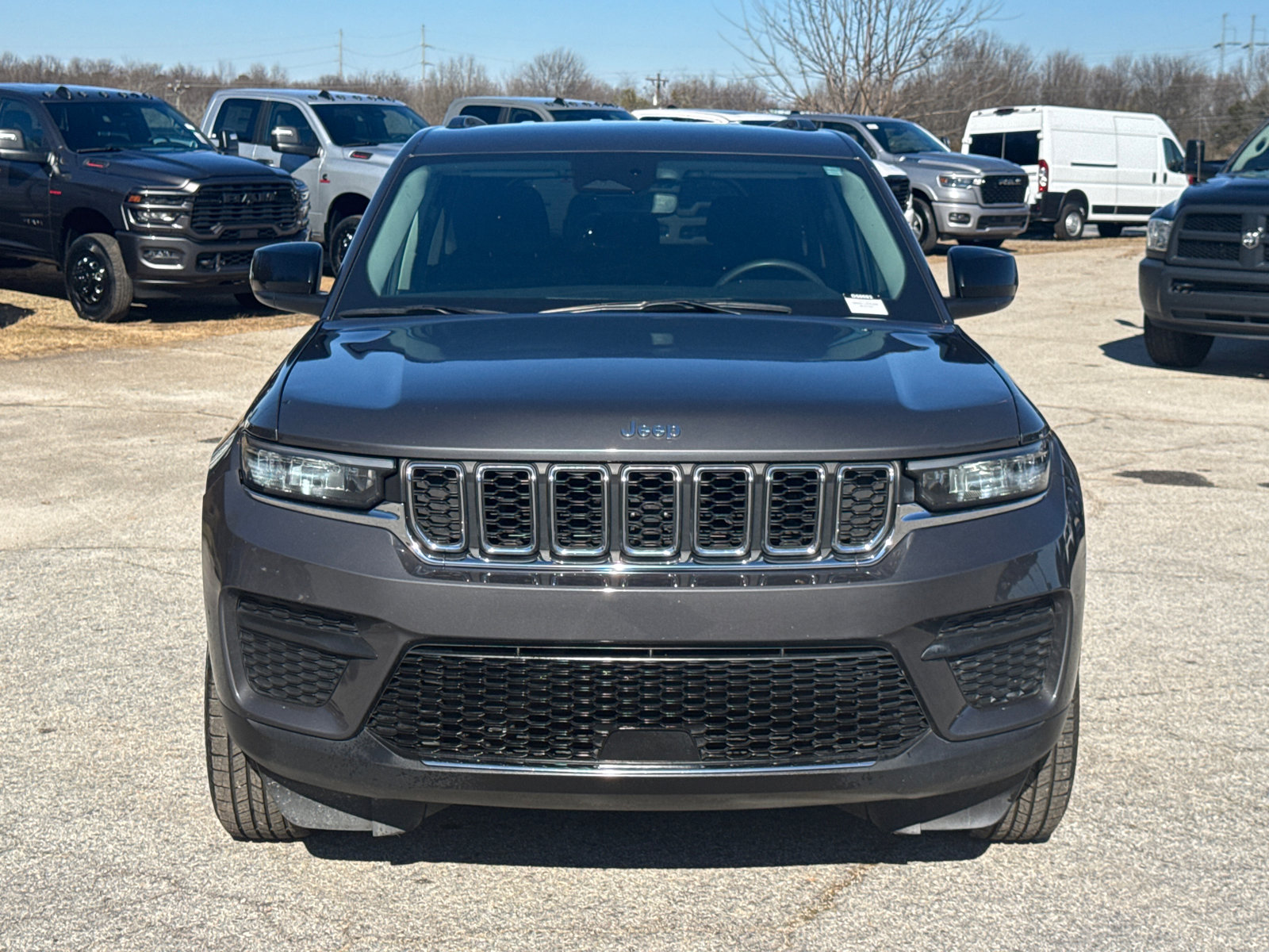 Used 2024 Jeep Grand Cherokee Laredo image 2