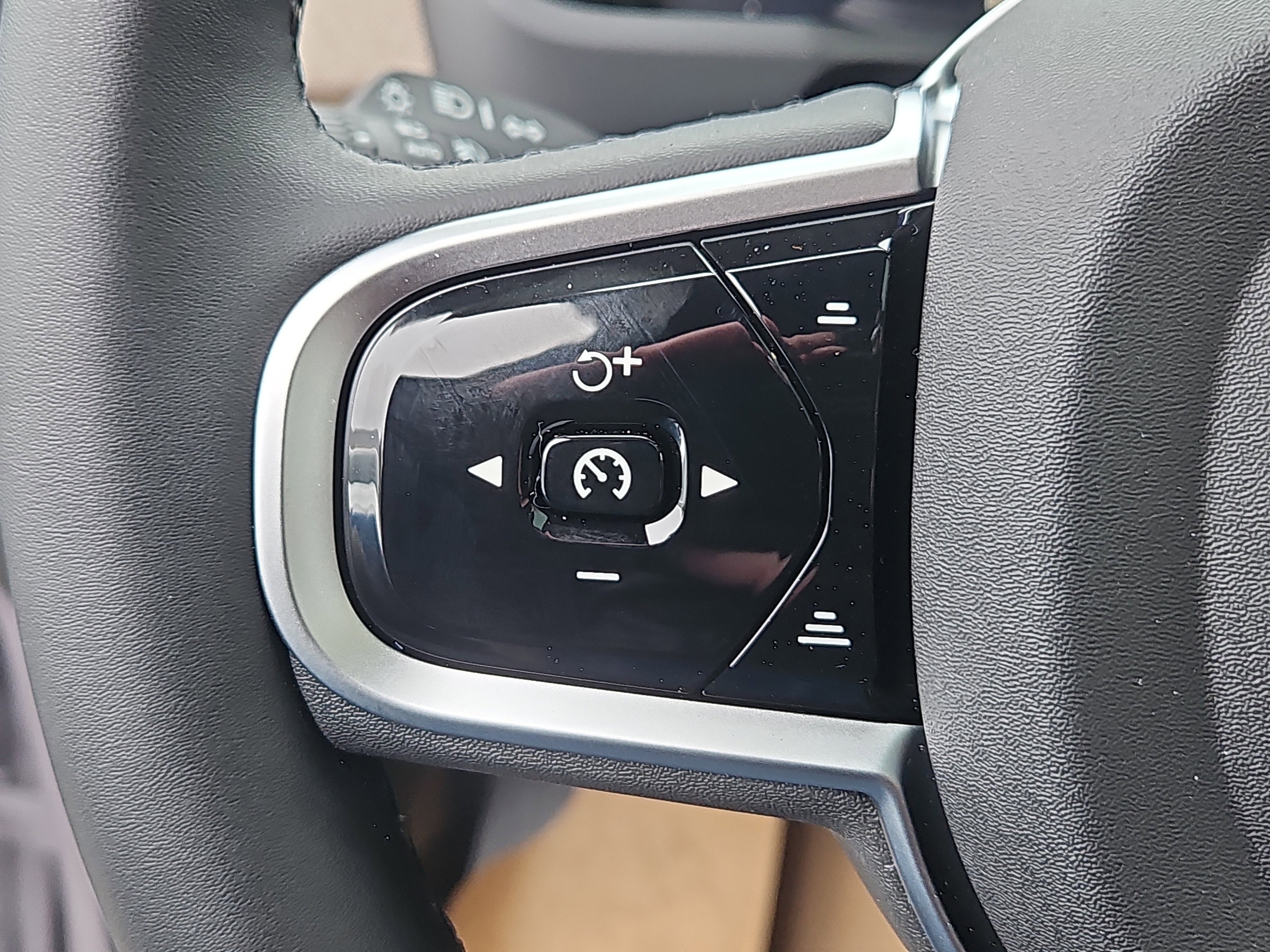 New 2026 Volvo XC90 B6 Plus w/ Protection Package Premier image 16