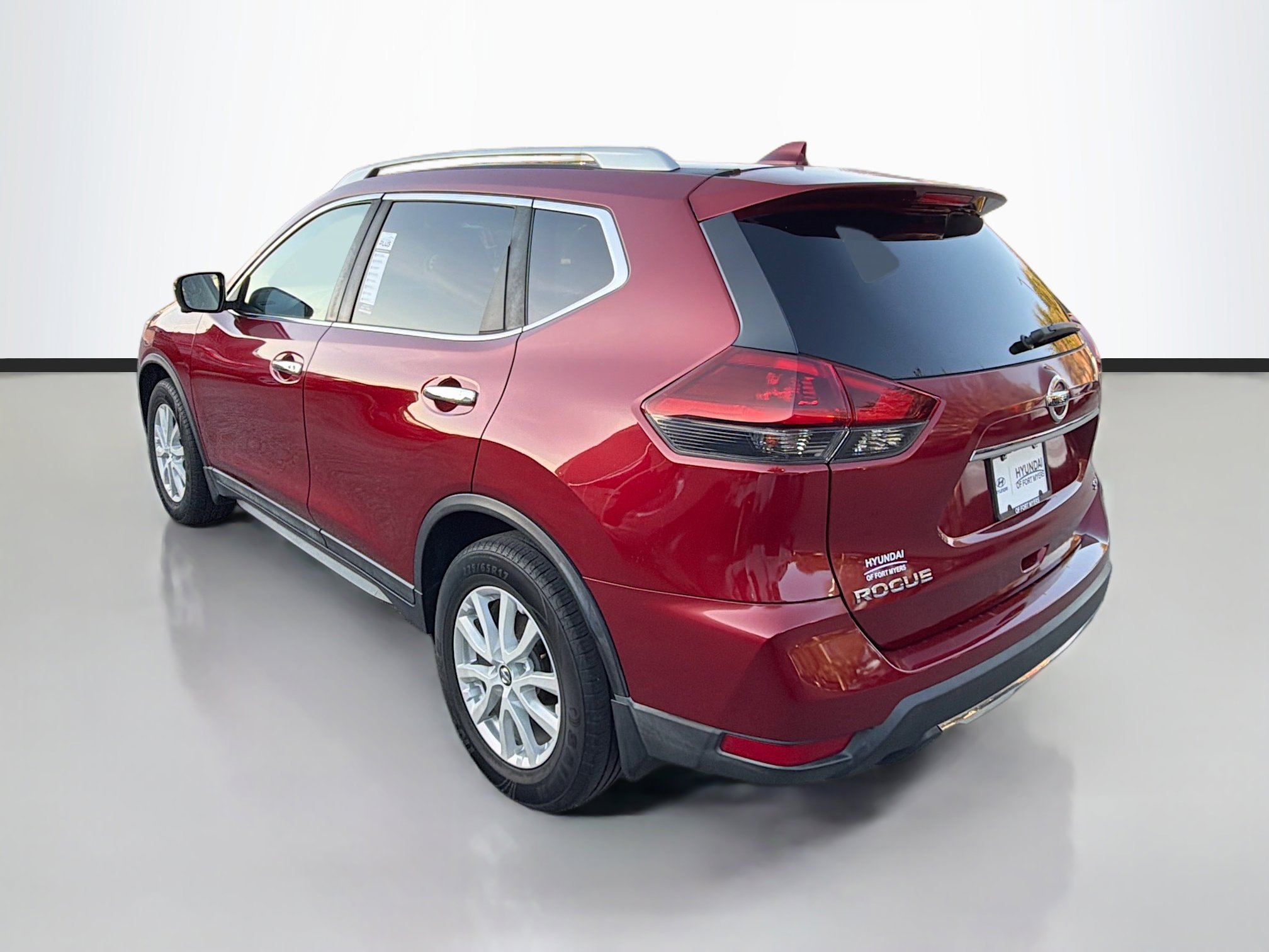 Used 2018 Nissan Rogue SV w/ Sun & Sound Touring Package image 5