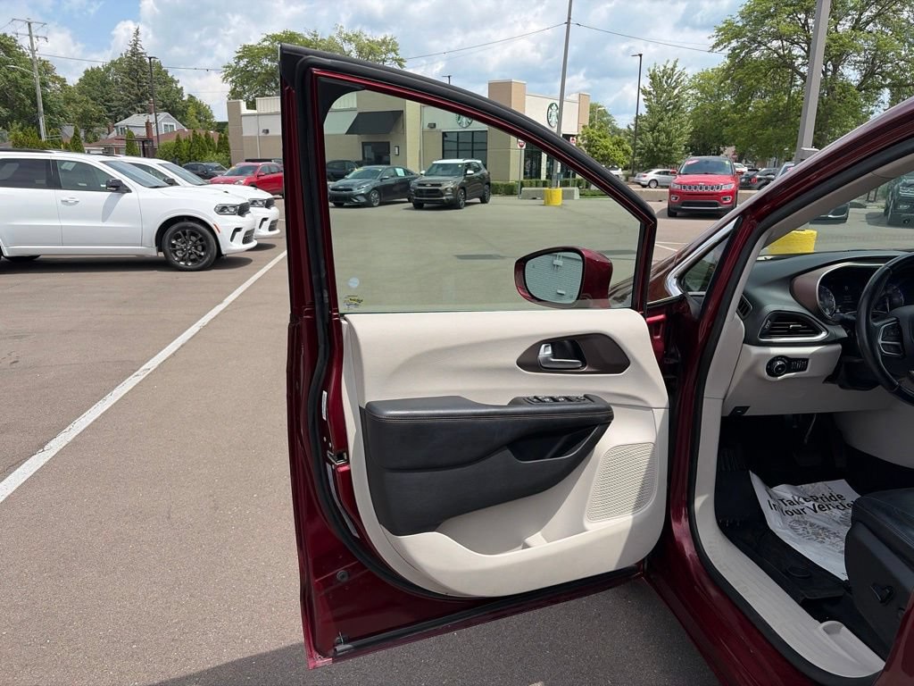 Used 2018 Chrysler Pacifica Touring-L Plus FWD image 13