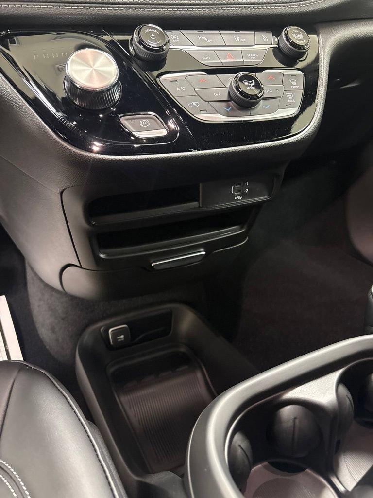New 2027 Chrysler Pacifica Select w/ Family Tech Group FWD image 15