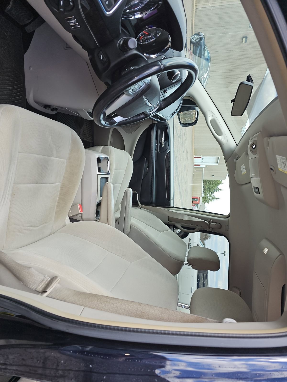 Used 2011 Chrysler Town & Country Touring FWD image 11