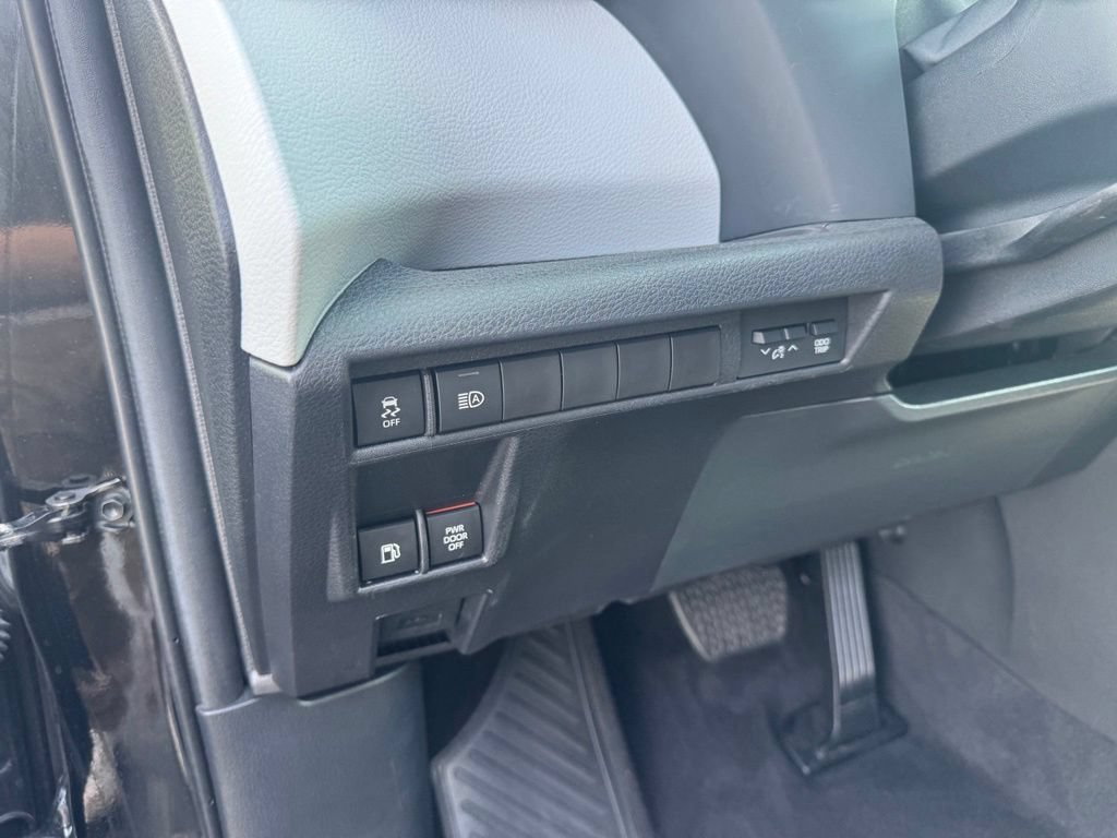 Used 2026 Toyota Sienna XLE FWD image 4