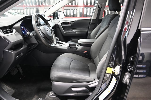 Used 2019 Toyota RAV4 LE image 9