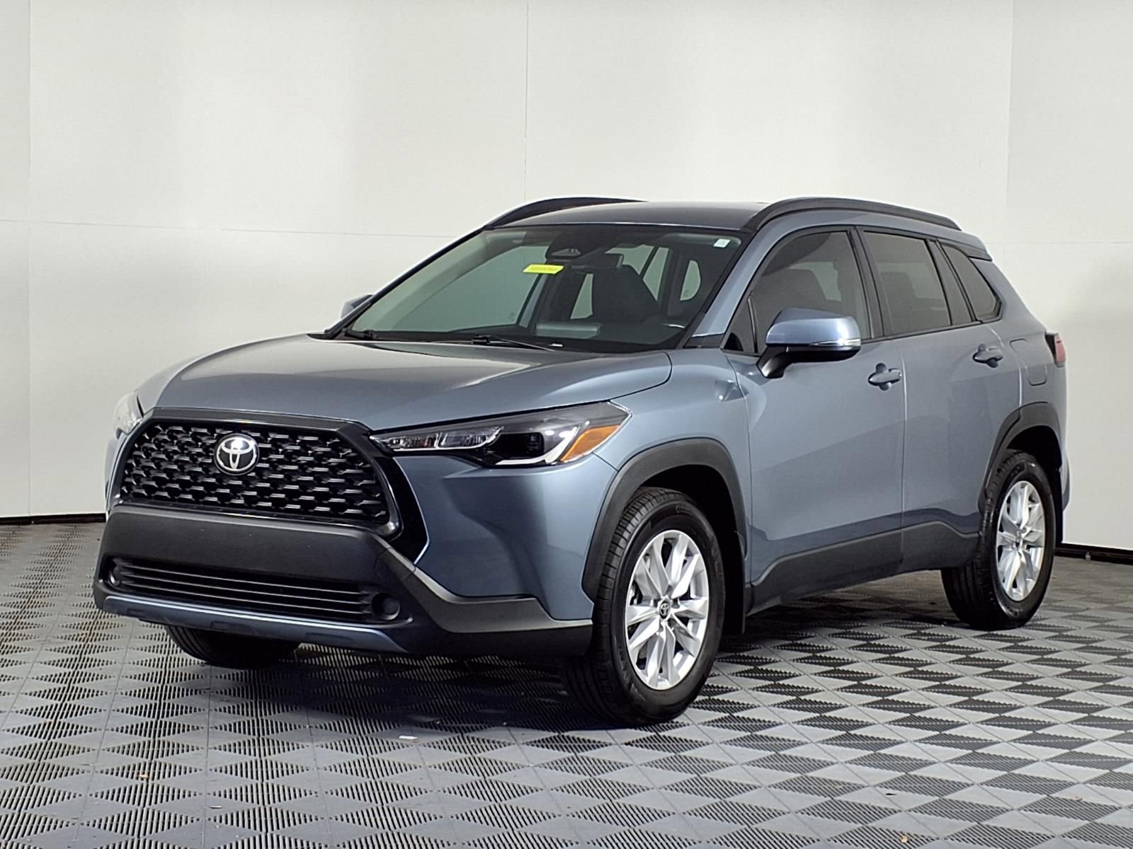 Used 2024 Toyota Corolla Cross LE image 3