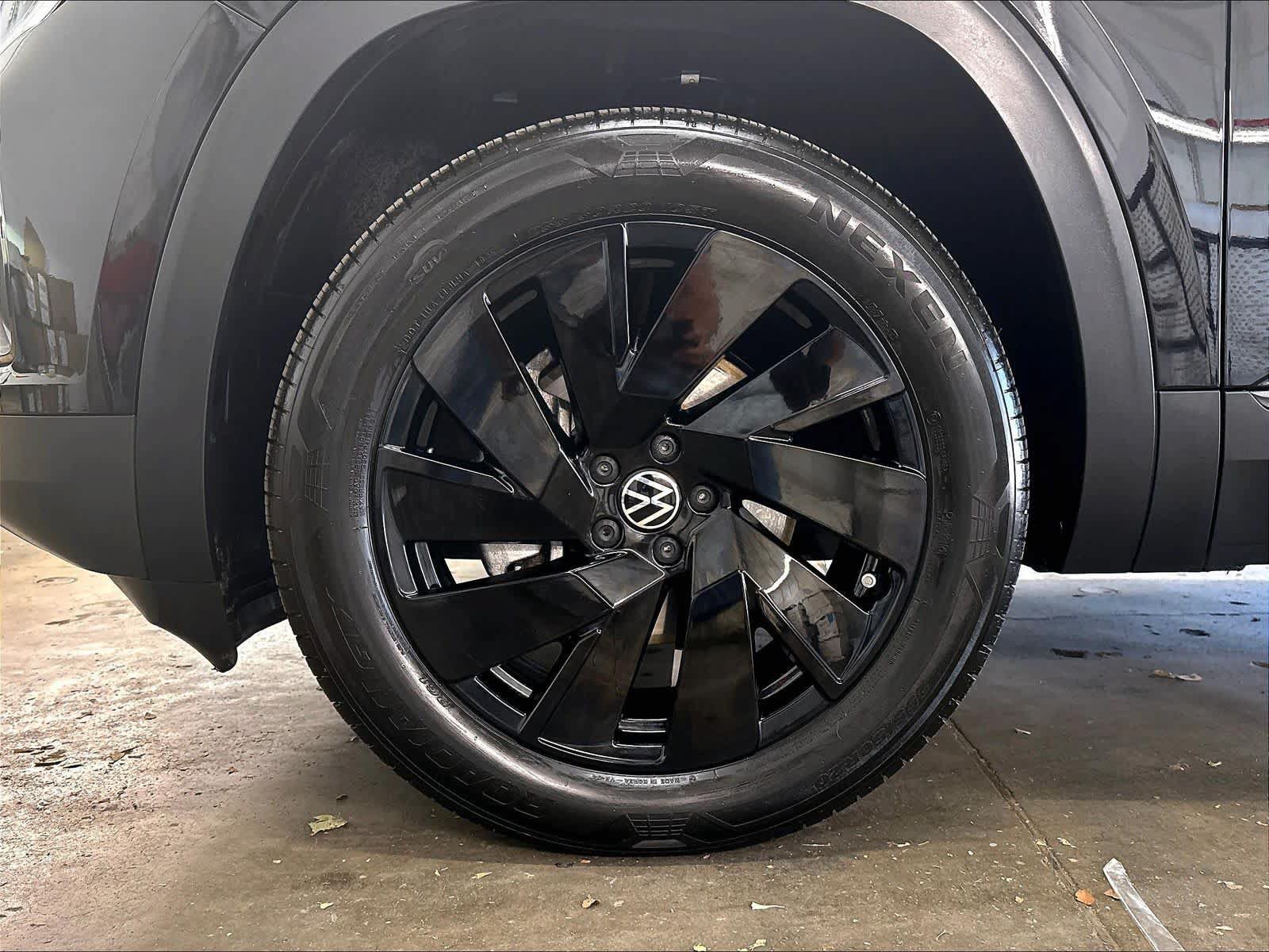 Certified 2026 Volkswagen Atlas Cross Sport SE w/ Panoramic Sunroof Package AWD/4WD image 37
