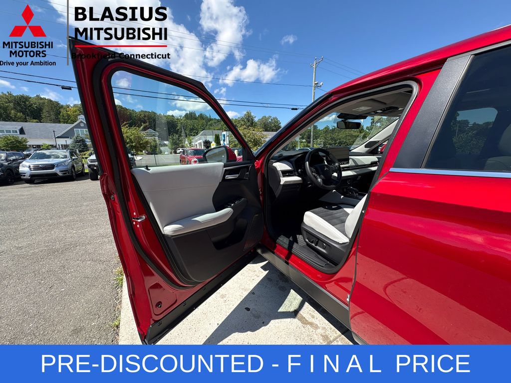 Used 2025 Mitsubishi Outlander SE AWD/4WD image 14