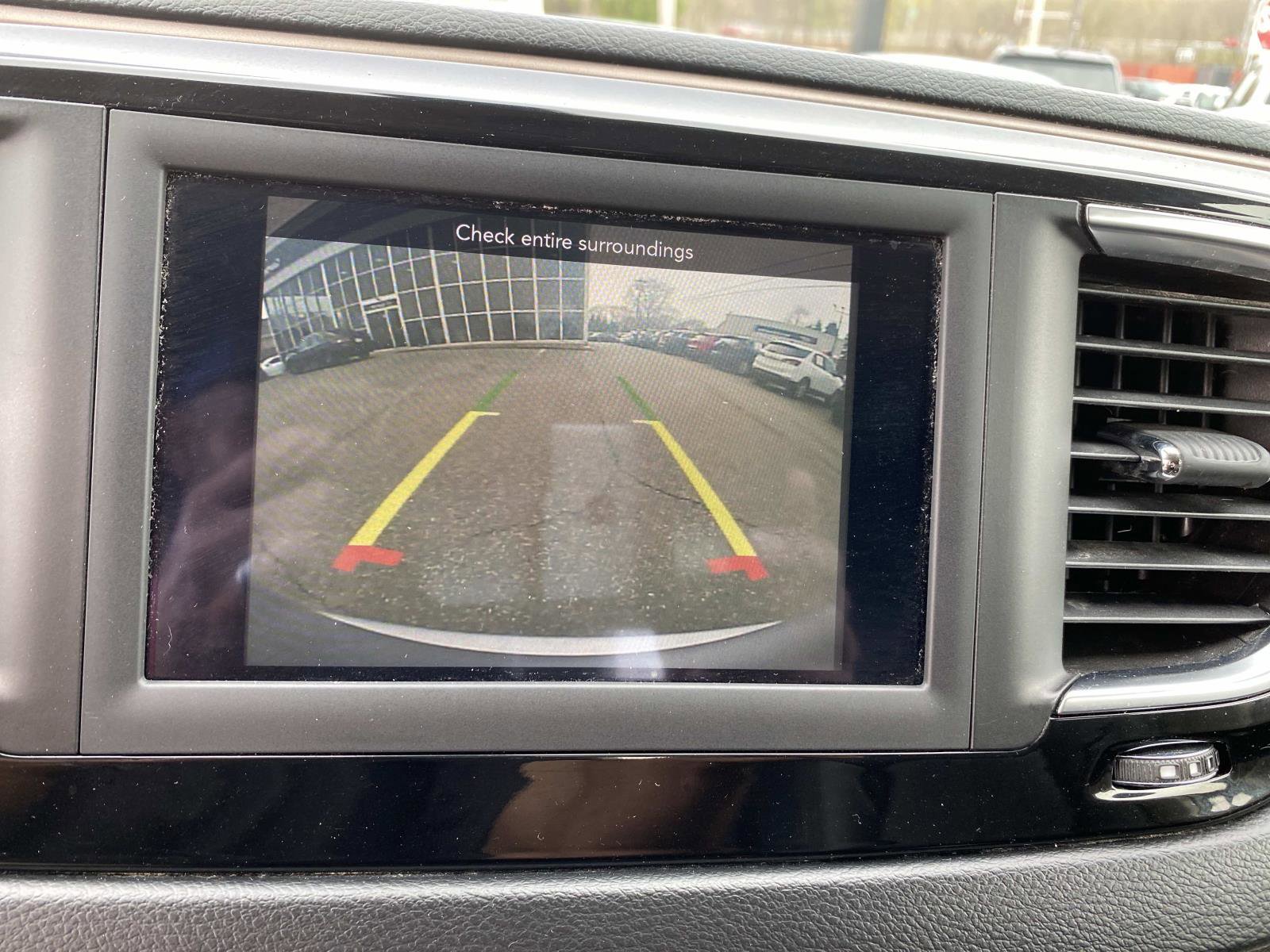 Used 2019 Chrysler Pacifica Touring-L FWD image 11
