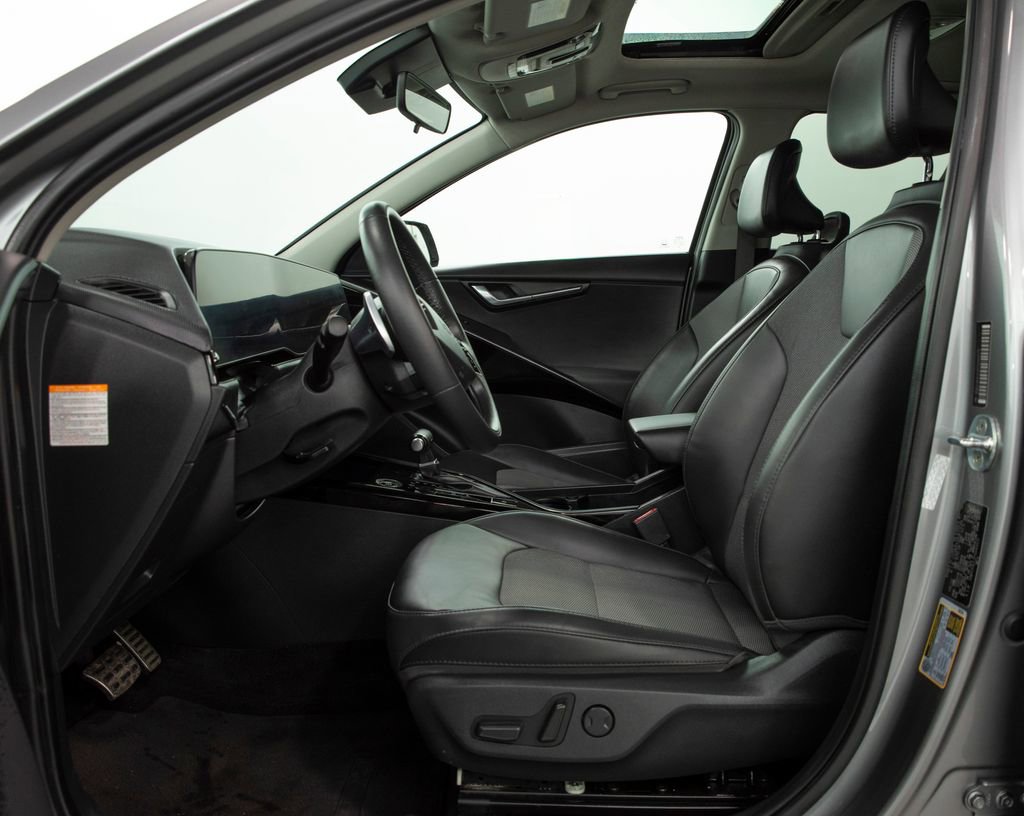 Used 2023 Kia Niro EX Touring FWD image 6