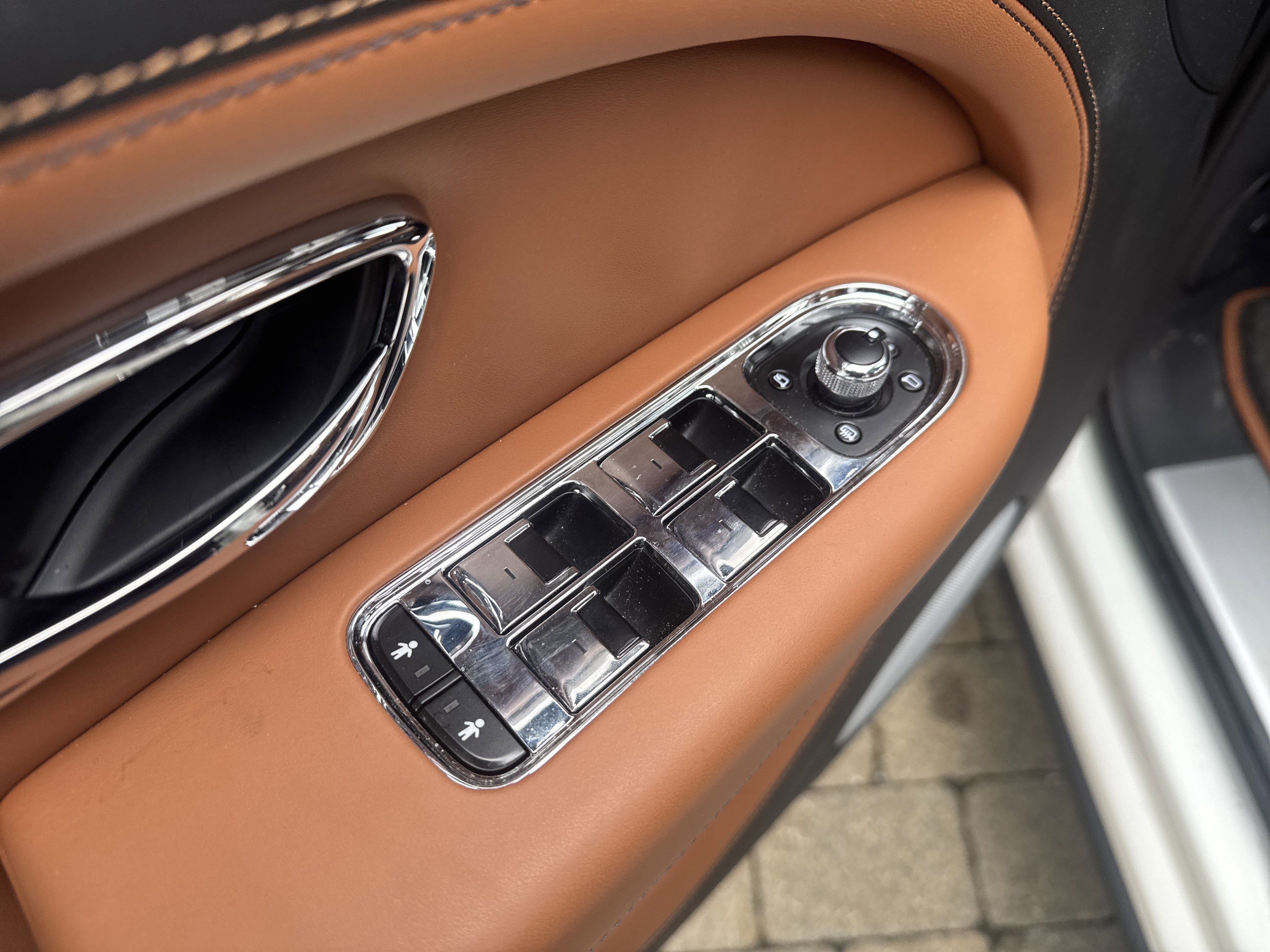 Used 2024 Bentley Bentayga Extended Wheelbase image 11