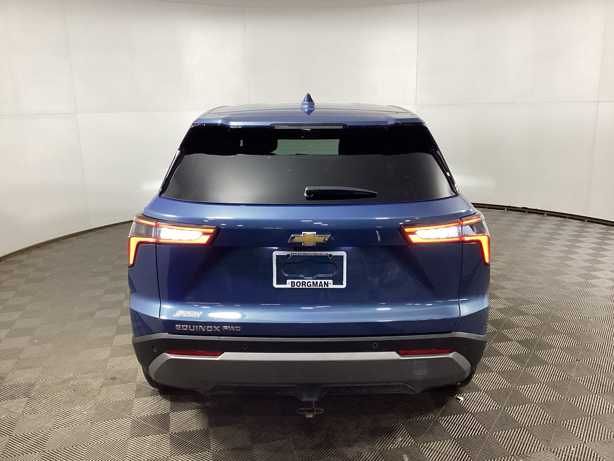 Used 2025 Chevrolet Equinox LT w/ Safety and Technology Package AWD/4WD image 3