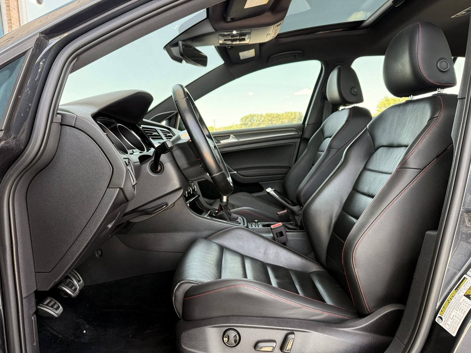 Used 2018 Volkswagen GTI SE FWD image 17