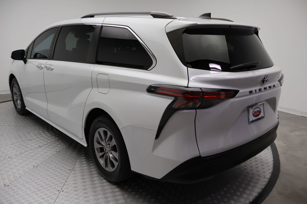 Used 2022 Toyota Sienna XLE FWD image 11