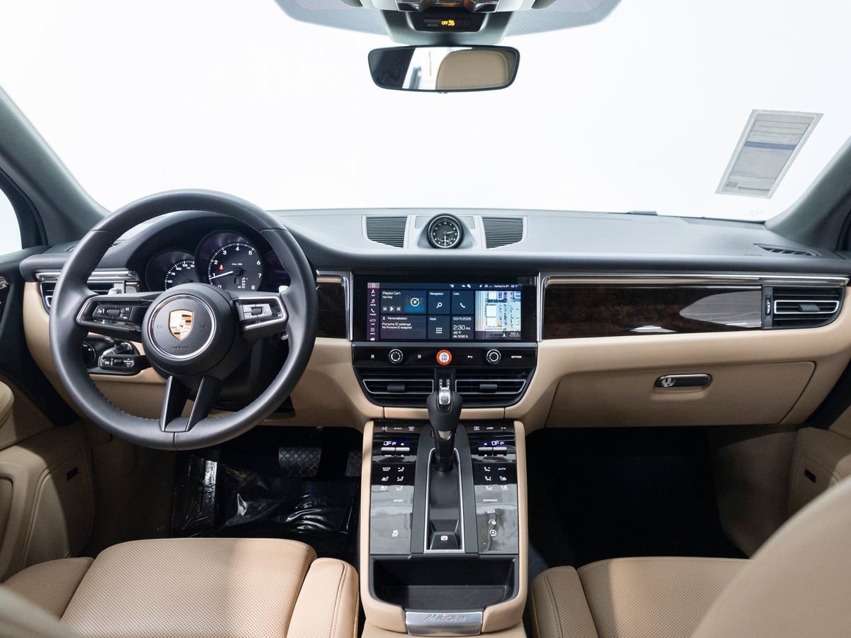 Certified 2025 Porsche Macan image 14