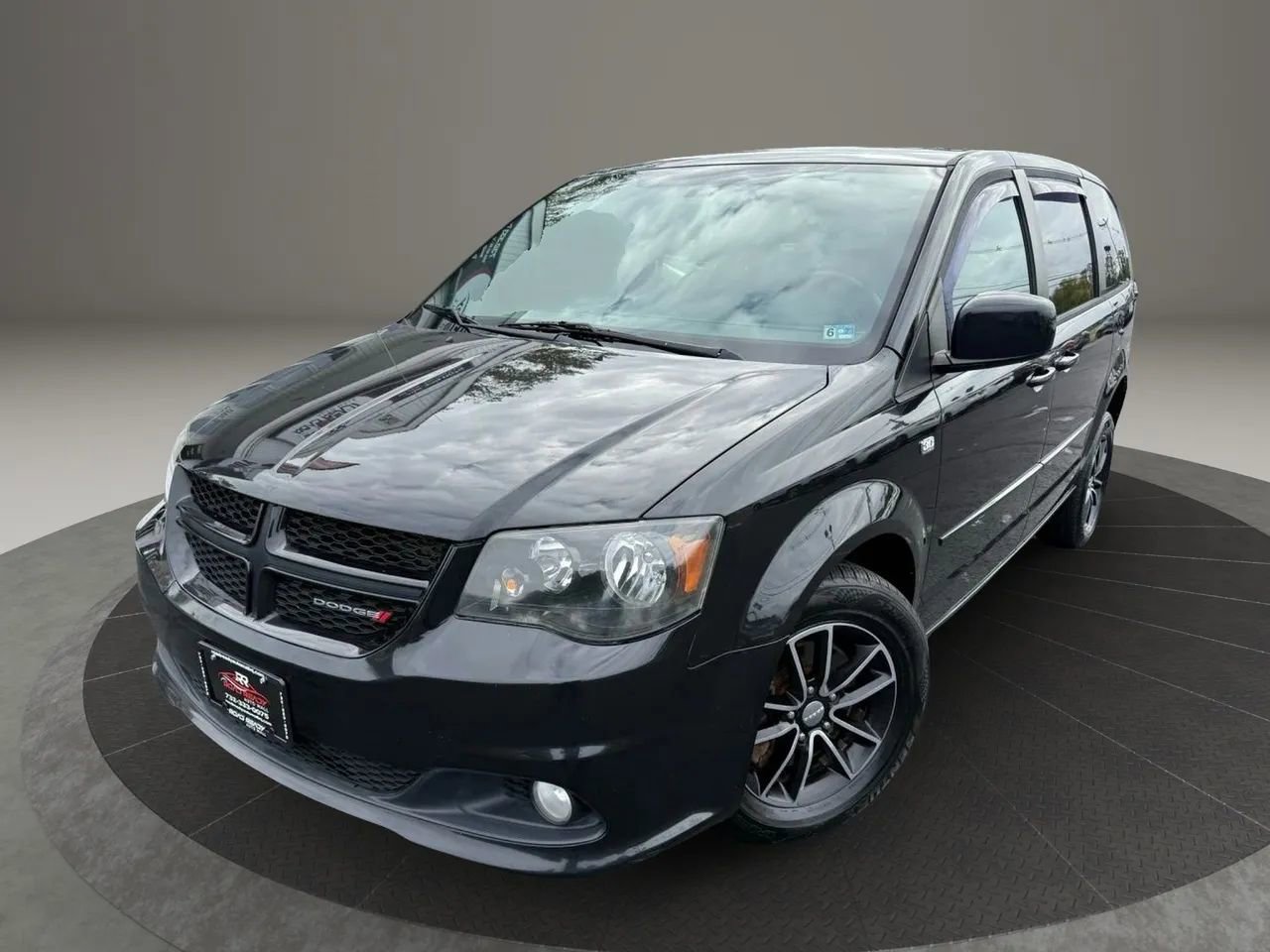 Used 2014 Dodge Grand Caravan SXT image 2