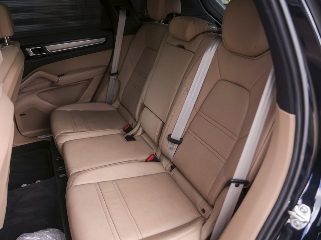 Certified 2023 Porsche Cayenne Platinum Edition image 32