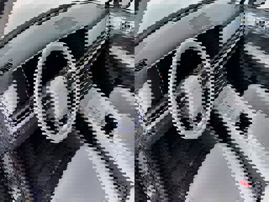 Used 2024 Hyundai Santa Fe SE FWD image 2