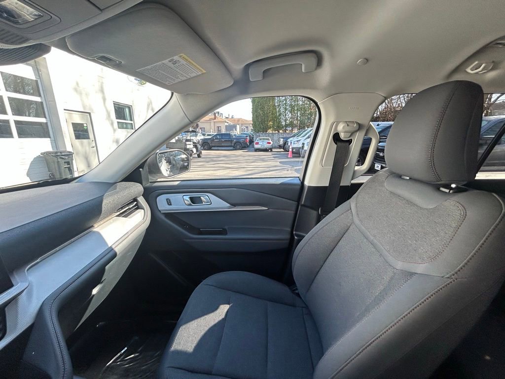 Used 2025 Ford Explorer Active AWD/4WD image 21